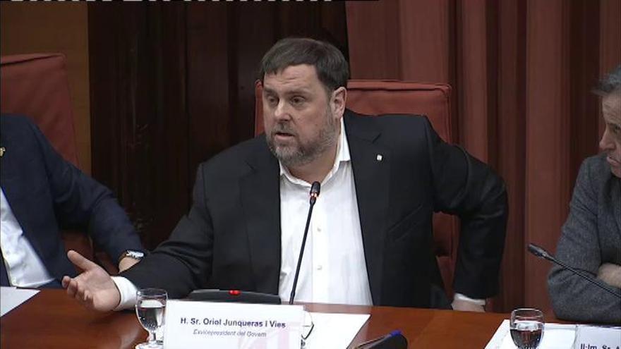 El Parlament recibe a Junqueras y al resto de exconsellers presos con aplausos