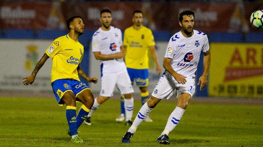 Jonathan Viera ejecuta un pase en el partido del pasado martes ante el CD Tenerife.