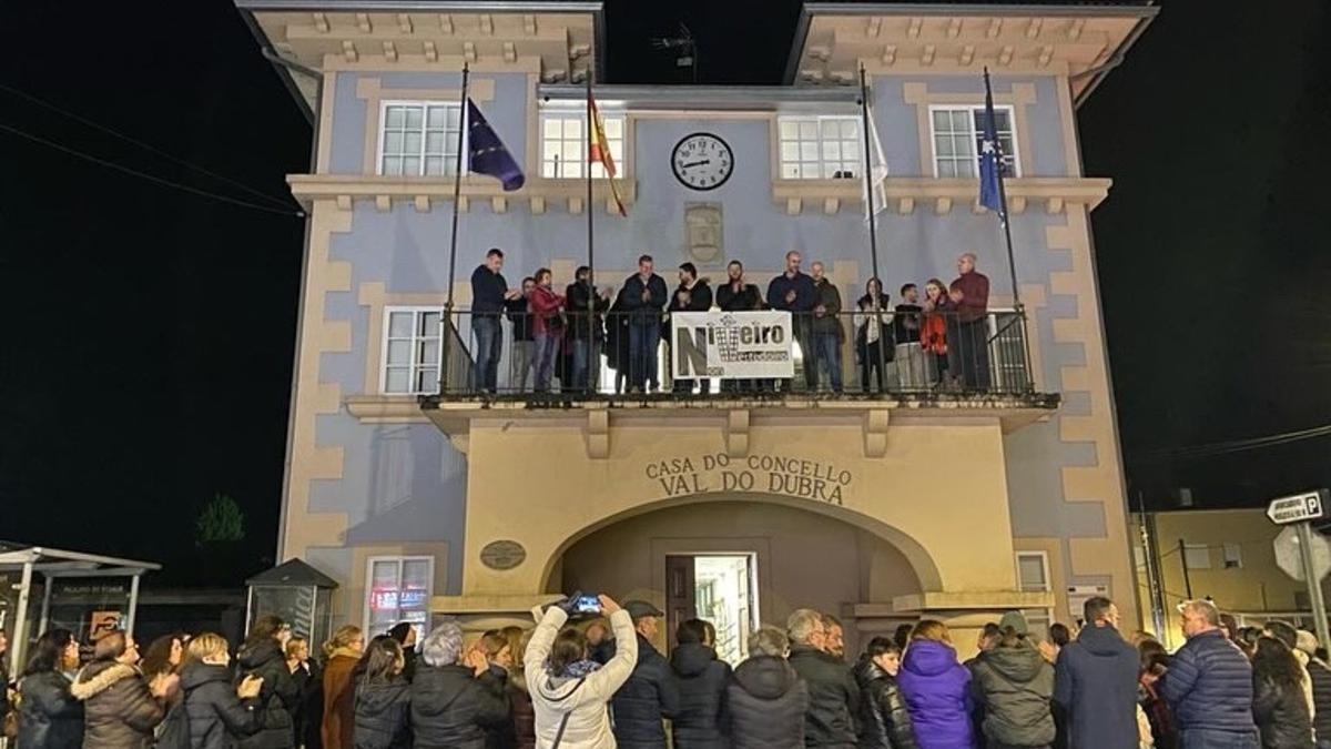 Una concentración contra el vertedero de Niveiro con cartelería en la casa consistorial