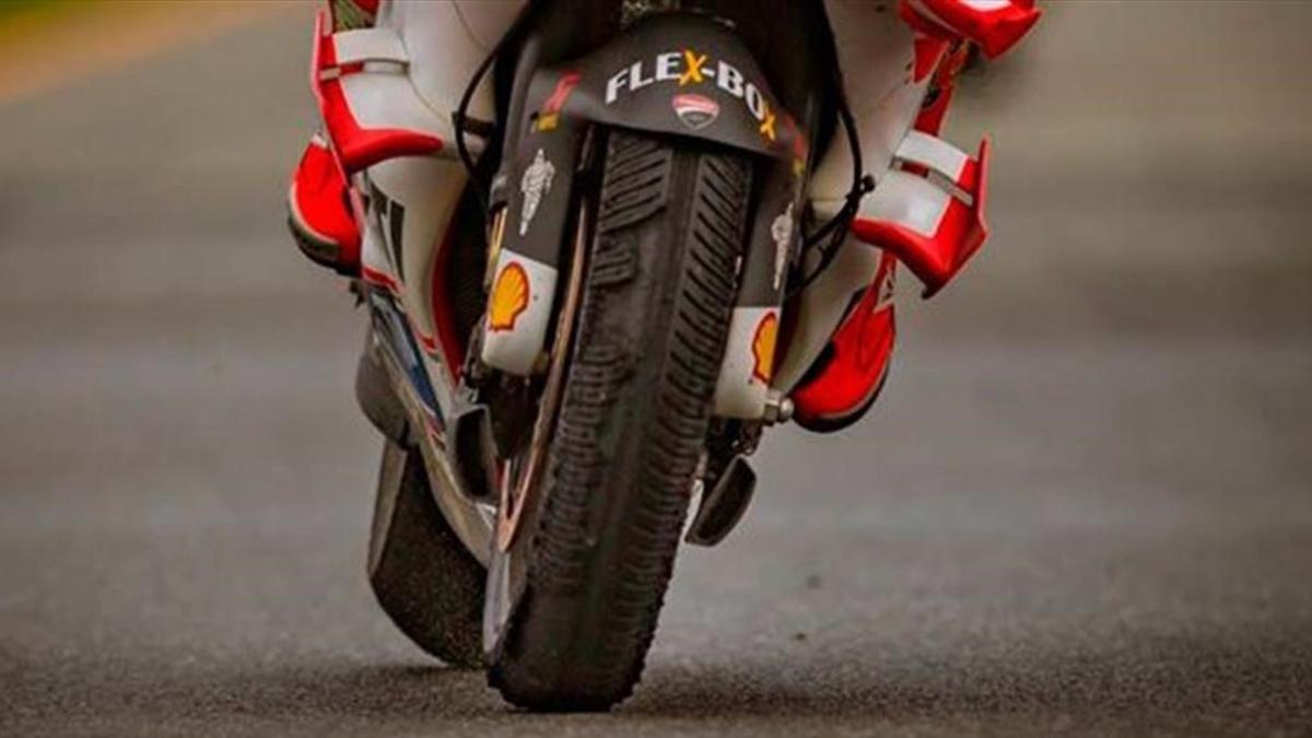 Andrea Iannone acabó la carrera de Brno con el neumático delantero de su Ducati a trozos.