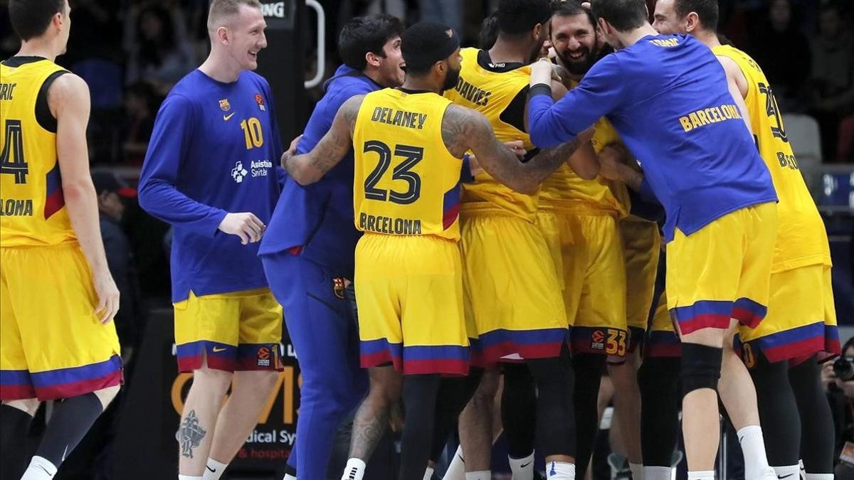 Los jugadores del Barça se arremolinan en torno a Mirotic tras su canasta ganadora