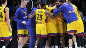 Los jugadores del Barça se arremolinan en torno a Mirotic tras una canasta ganadora