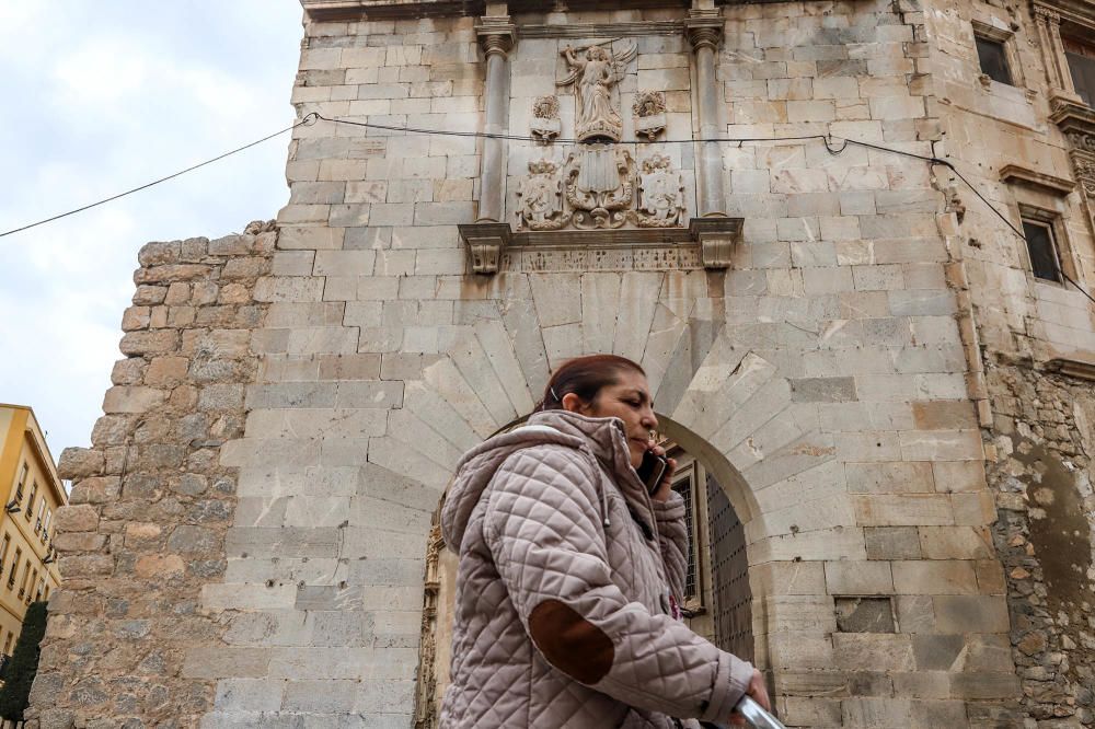 La Puerta de la Olma de Orihuela, llena de cables