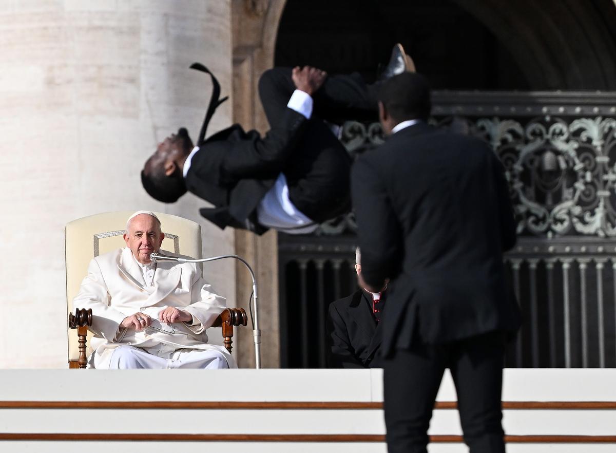 Un circo de Kenia actúa para el papa Francisco