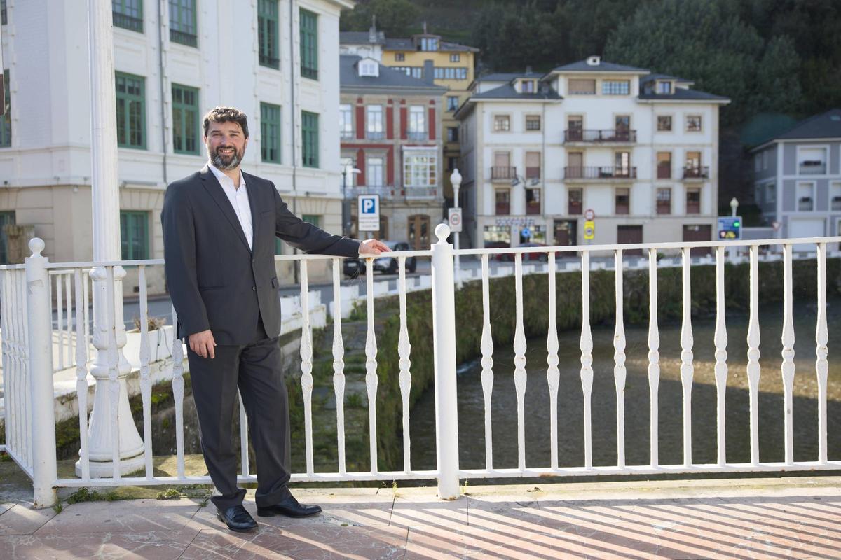 Óscar Pérez con el edificio del Ayuntamiento a fondo.