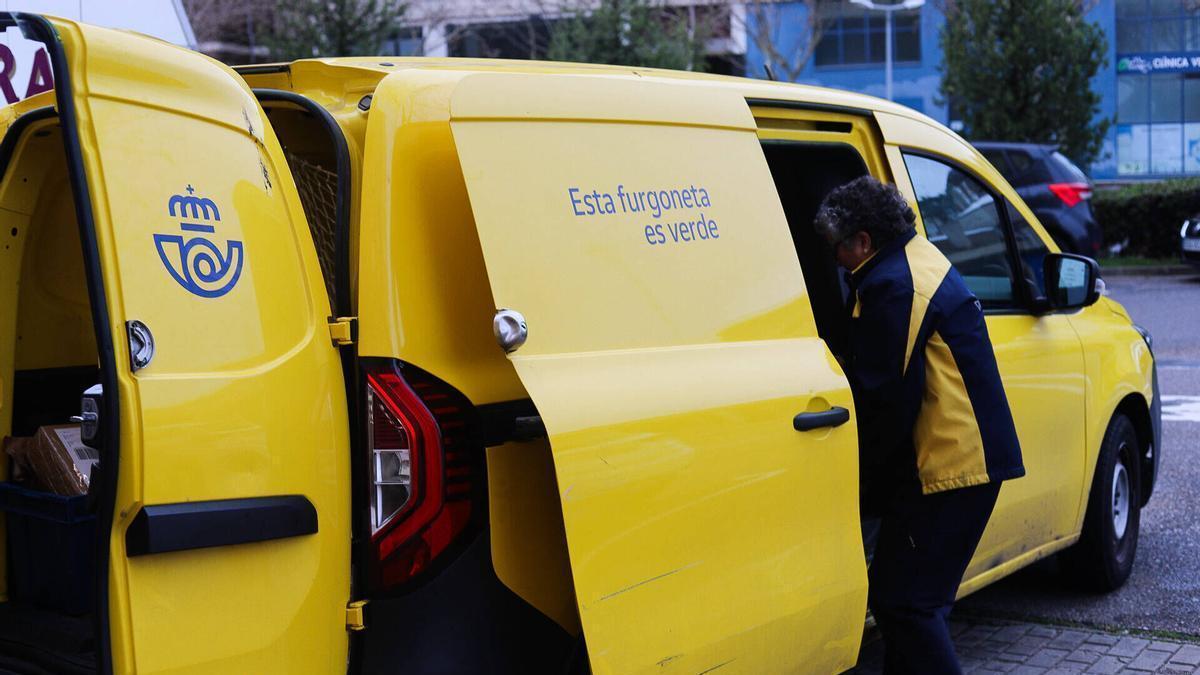 Una furgoneta de reparto de Correos.