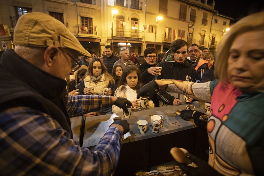 Sant Antoni arranca en Sagunt con la tradicional Plantà del Pi