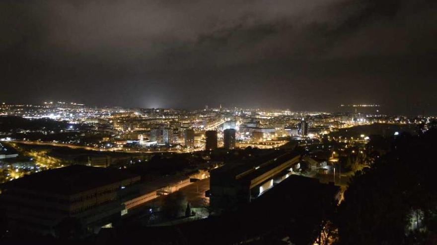 Panorámica nocturna de A Coruña iluminada desde una zona elevada.