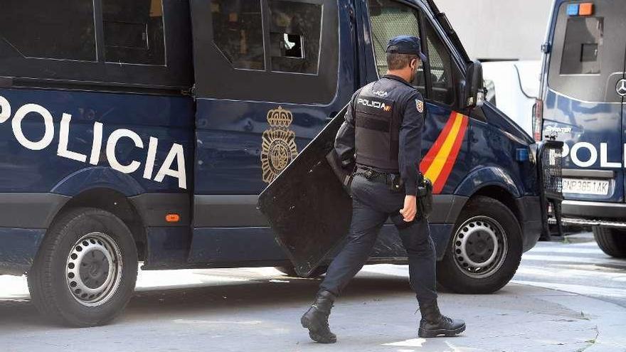 Un policía nacional, durante un servicio en A Coruña.