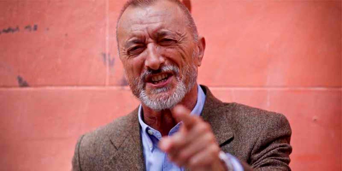 Arturo Pérez-Reverte se queda solo.