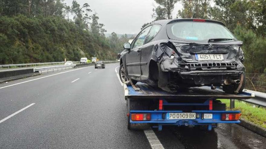 El coche implicado, sobre la grúa que lo retiró del lugar. // I. Abella