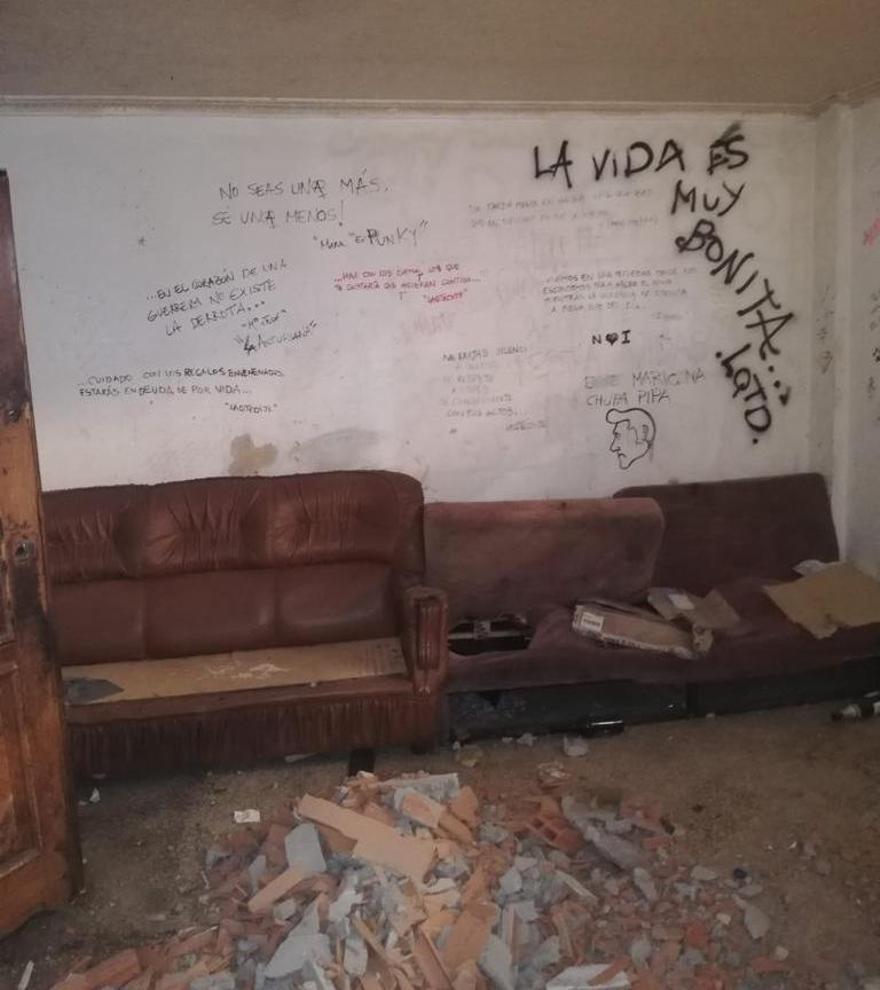 Aspecto de un salón cuando se recuperó la vivienda, antes de iniciar las obras.