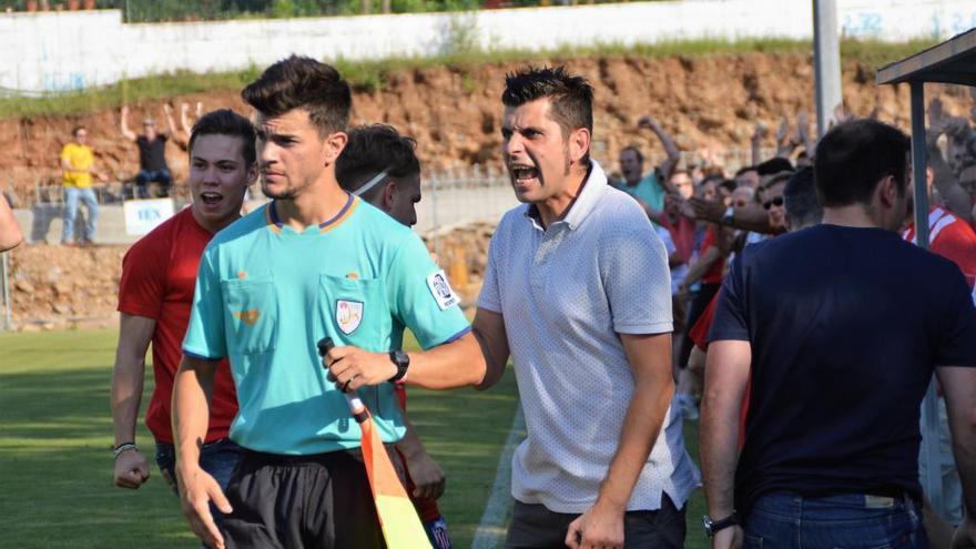 Santiago, celebrant el gol de l&#039;ascens del Sant Jaume