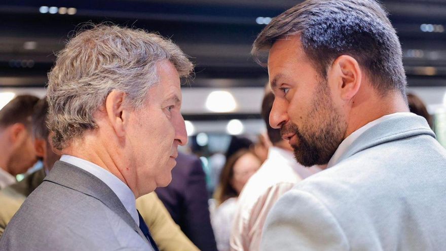 Feijóo, hablando con Queipo ayer, durante el comité ejecutivo nacional. | LNE