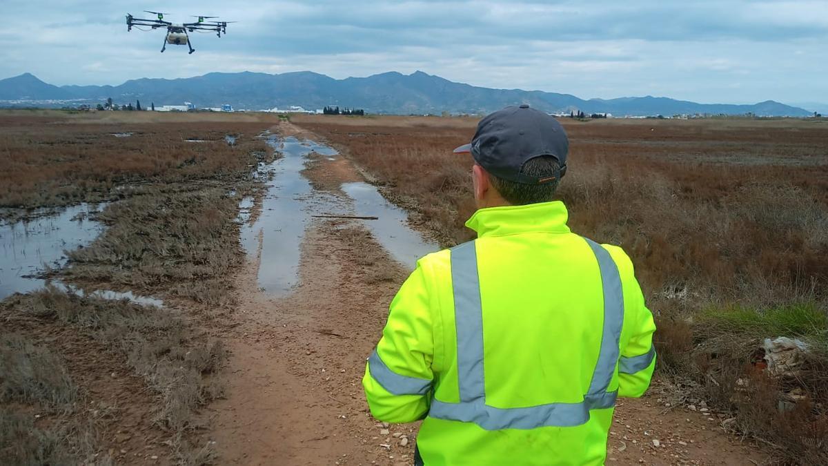 Un dron ya ha sobrevolado este martes las zonas de la marjal de Nules más afectadas.