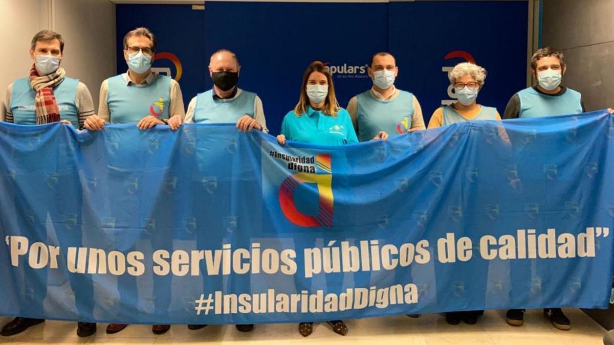 Prohens (centro) reclama junto a sus compañeros del PP una «insularidad digna».