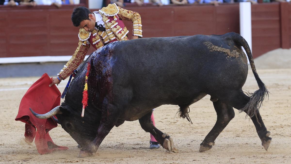 El diestro Sergio Serrano con su segundo astado en la Corrida de la Prensa que dio cierre a la Feria de San Isidro de Madrid, este domingo.