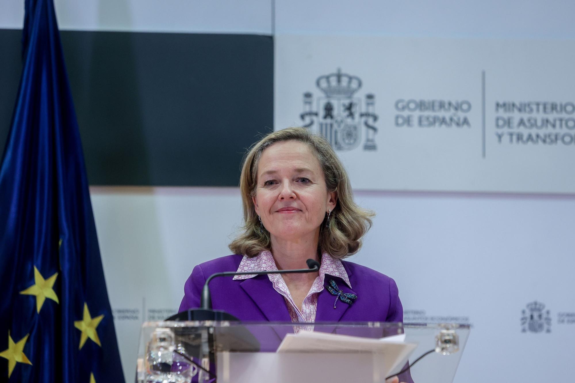 La vicepresidenta primera i ministra d'Assumptes Econòmics i Transformació Digital, Nadia Calviño, compareix després de la seua reunió amb la vicepresidenta i comissària de Competència de la Comissió Europea, en el Ministeri d'Assumptes Econòmics.