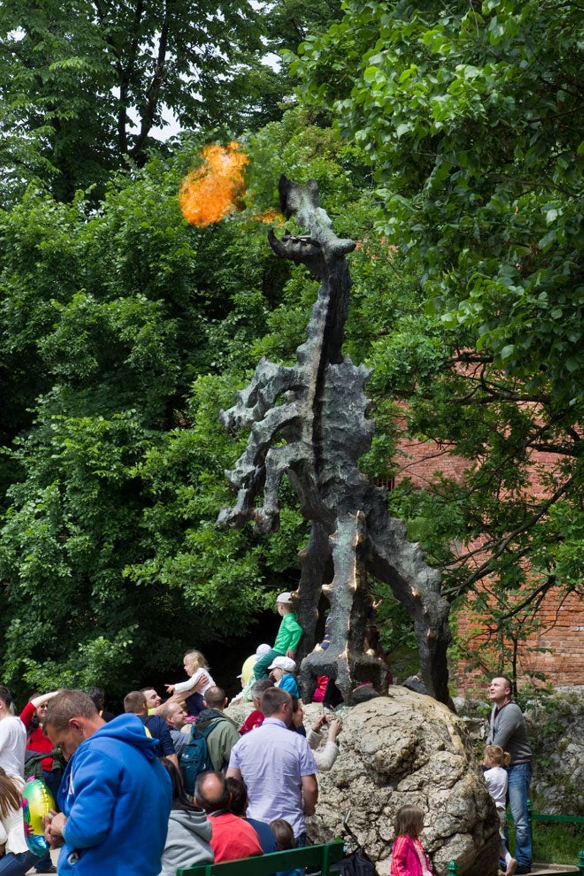 El Dragón de Wawel escupiendo fuego, en Cracovia.