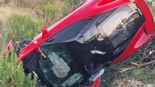 Cuatro heridos, uno de ellos grave, en un accidente entre un taxi y un Ferrari en la carretera de Santa Eulària