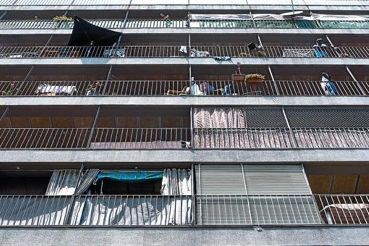 Vivendes al barri del Gornal, un dels que més pateix l’ocupació il·legal de pisos de protecció oficial, dissabte.