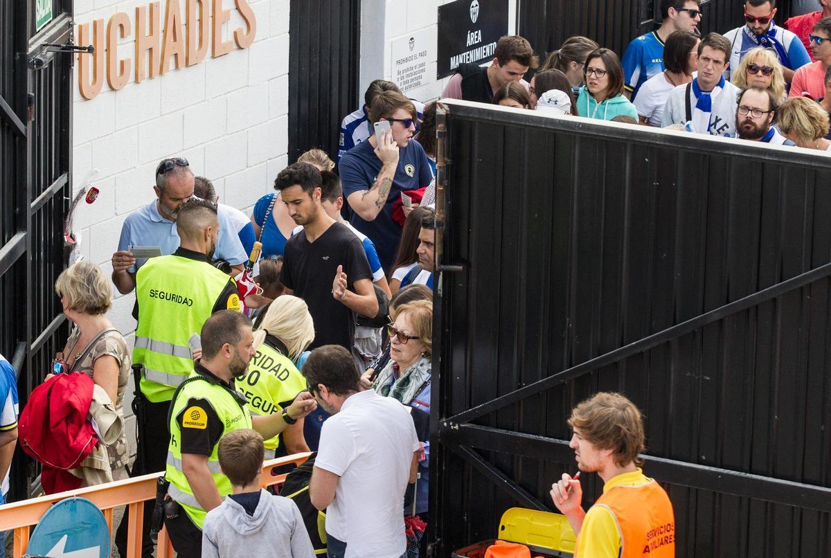 Colas de aficionados herculanos en la visita del equipo alicantino a Paterna en el derbi de 2018.