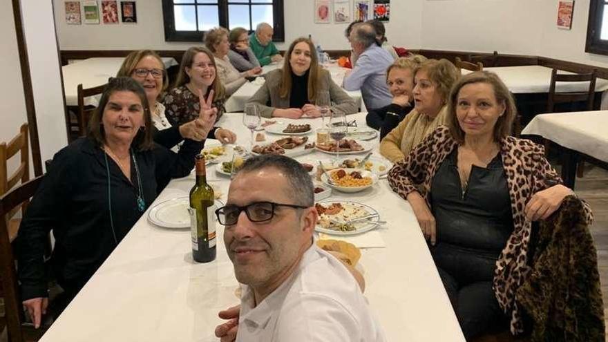 Arriba, las comensales con José Antonio González, en Casa Currás. Abajo, el grupo en un ápage celebrado años atrás.
