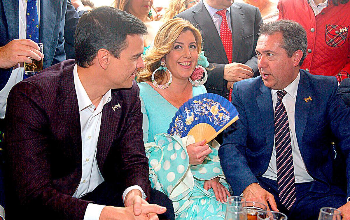 Pedro Sánchez, Susana Díaz y Juan Espadas en la Feria de Abril de 2016.