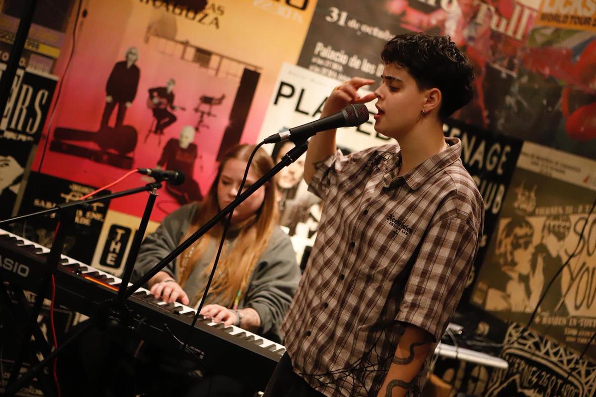 Laura X y Mar Allepuz interpretan uno de los temas de la presentación en Café Linacero