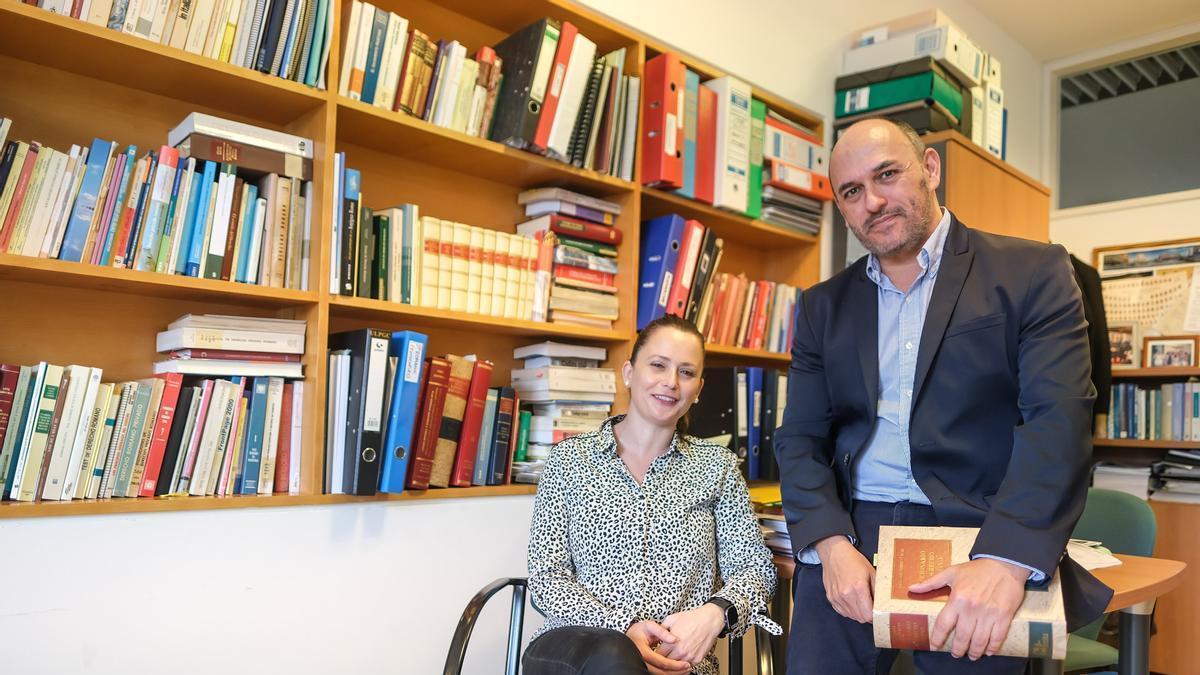 Tewise Ortega y José Luis Zamora, en la Facultad de Ciencias Jurídicas de la ULPGC.