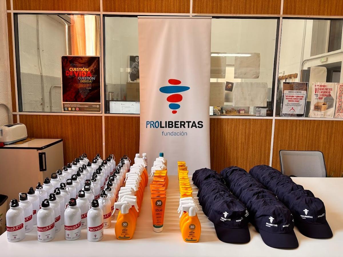 Kits de hidratación que está repartiendo entre sus usuarios el comedor trinitario en Córdoba.