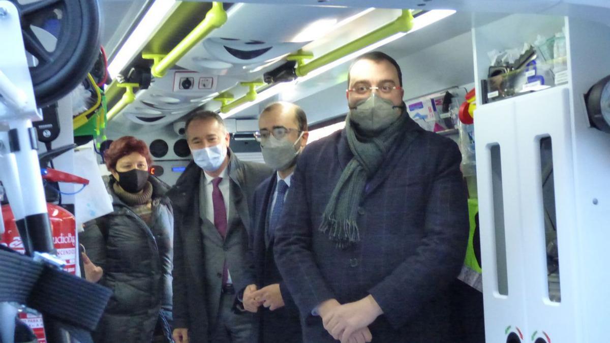 Por la izquierda, Raquel Rodríguez, jefa de la Unidad de Coordinación de Urgencias y Emergencias Sanitarias; el consejero Pablo Fernández; el alcalde cangués, José Víctor Rodríguez, y Adrián Barbón, ayer, en la UVI móvil.