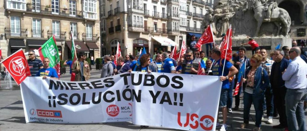 Una protesta de los trabajadores de Mieres Tubos en Vitoria.