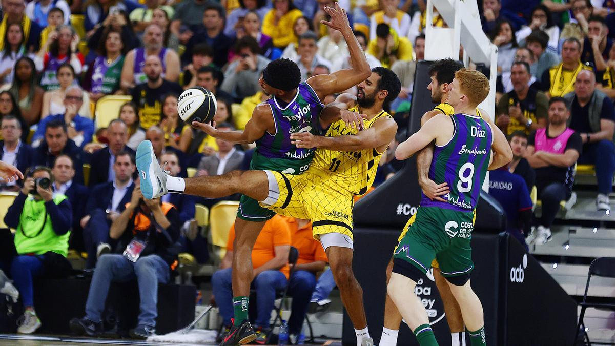 Kameron Taylor y Alberto Díaz luchan por un balón ante La Laguna Tenerife.