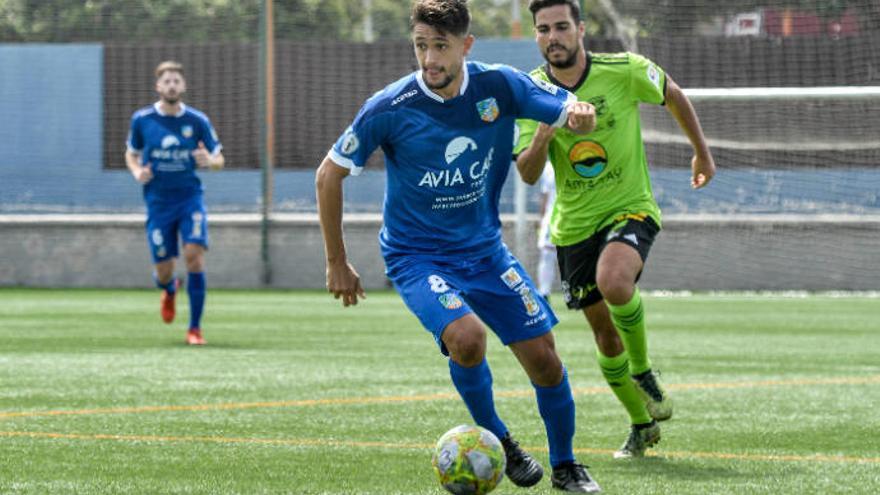 Pablo Santana, centrocampista del San Fernando, perseguido por un rival del Gran Tarajal.