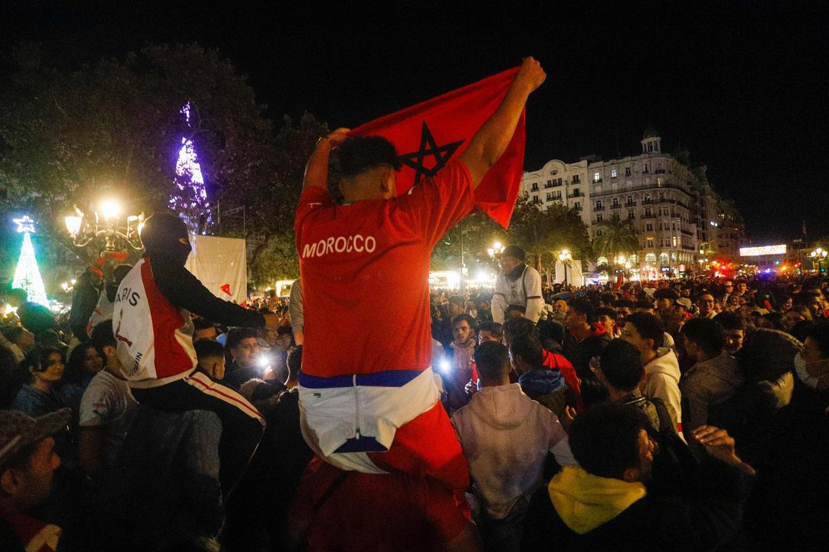 Ciudadanos marroquíes celebran en València su éxito en el pasado mundial de fútbol