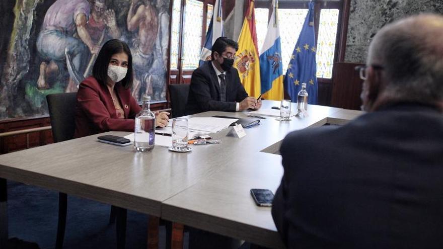 Un momento del encuentro entre el presidente del Cabildo, Pedro Martín y la ministra de Política Territorial. | | MARÍA PISACA