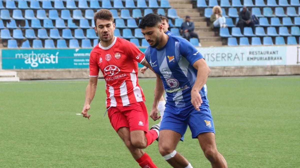 El futbolista del Figueres, Ayoub, protege la posesión