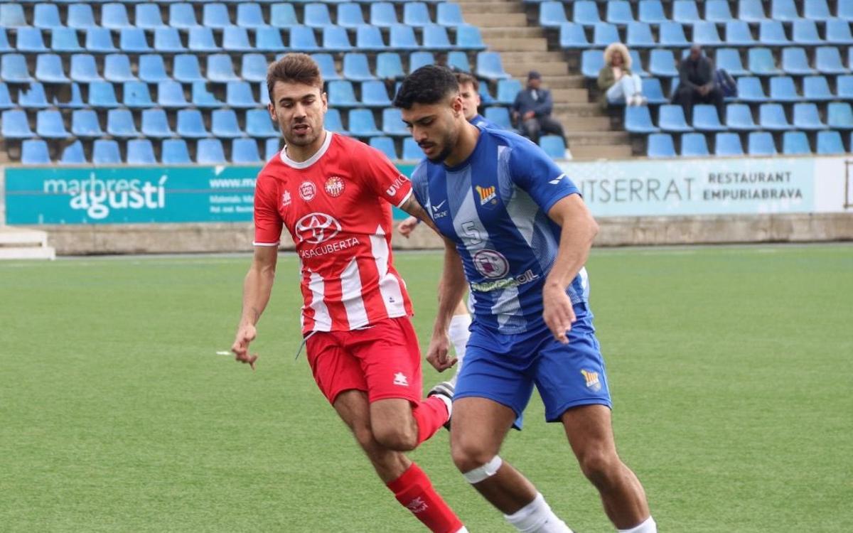 El futbolista del Figueres, Ayoub, protege la posesión