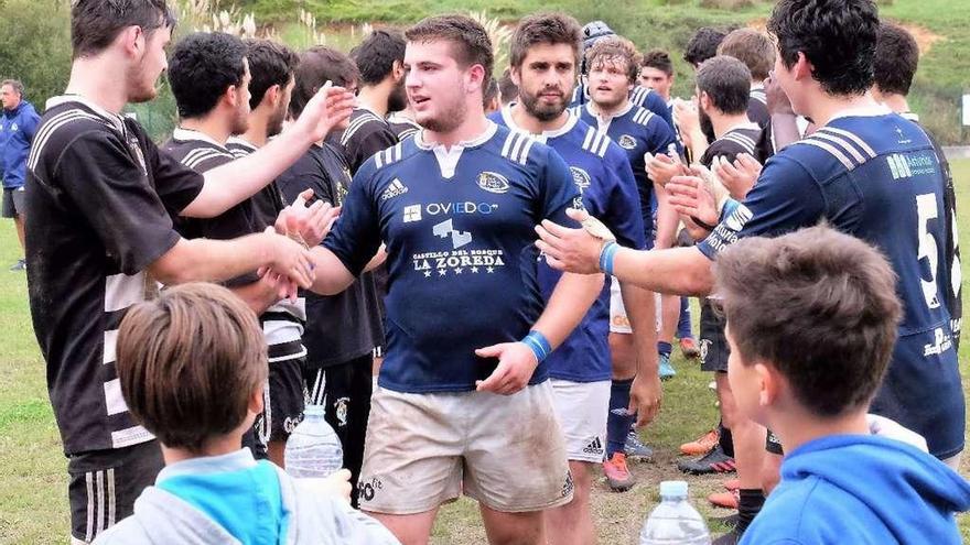 El salto del pilier del Oviedo Rugby