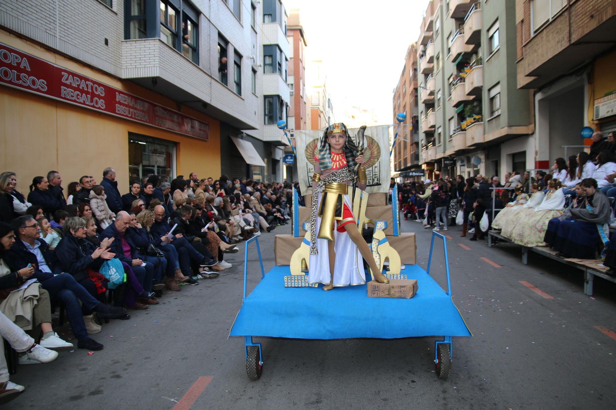 Búscate en las fotos del premio al Barri València en la cabalgata del Ninot infantil de Burriana