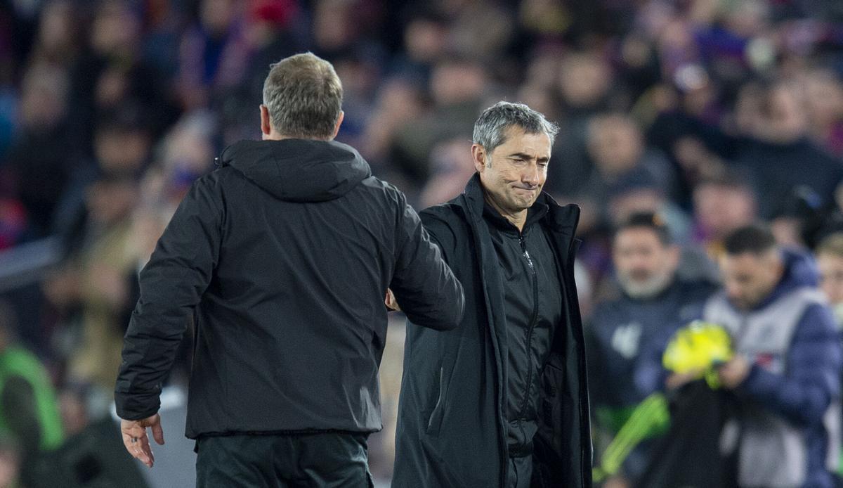 Barcelona 22.11.2025. Deportes. Flick y Valverde se saludan al finalizar el partido de liga entre el FC Barcelona y el Athletic de Bilbao en el regreso al estadio del Camp Nou, todavía en obras y solamente con capacidad para 45.000 espectadores. Fotografía de Jordi Cotrina