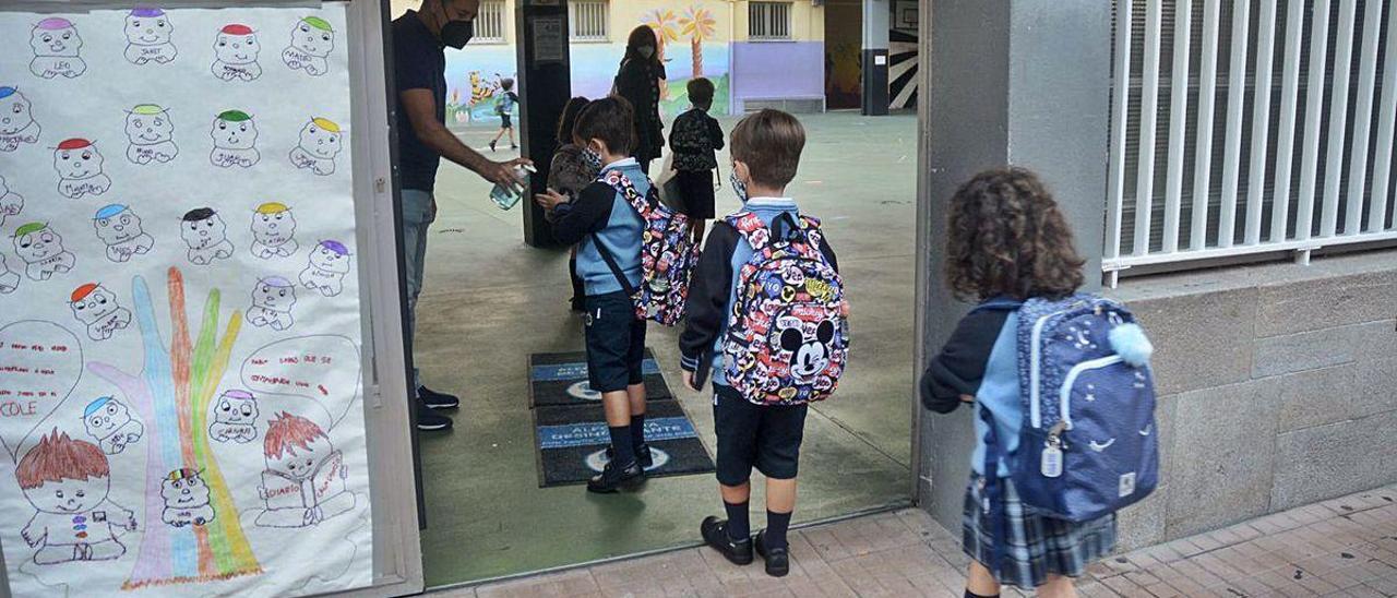 Niños de Primaria regresando ayer por la mañana a las aulas del Calasancio.