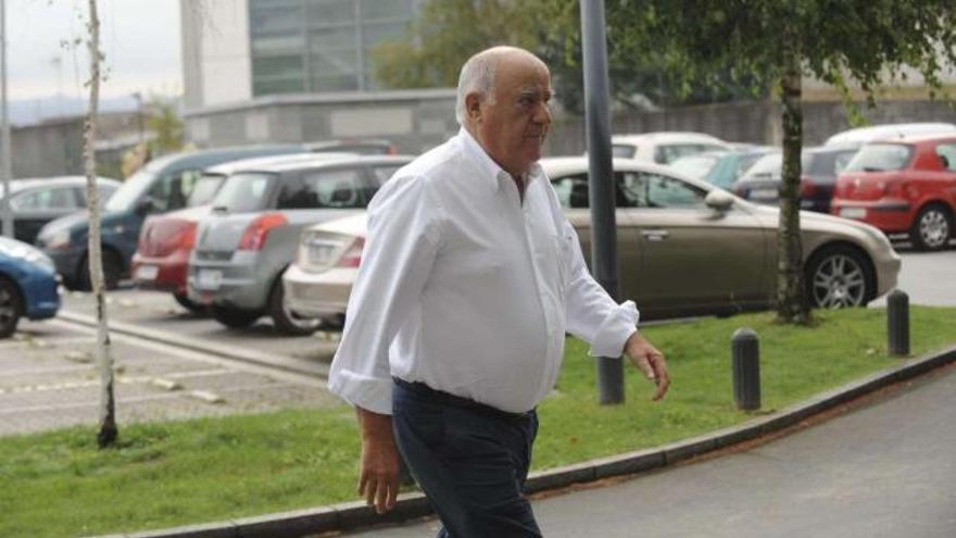 Amancio Ortega, a su llegada ayer por la mañana al tanatorio, a donde volvió por la tarde para acompañar a su hija y nietos.  // 13 FOTOS