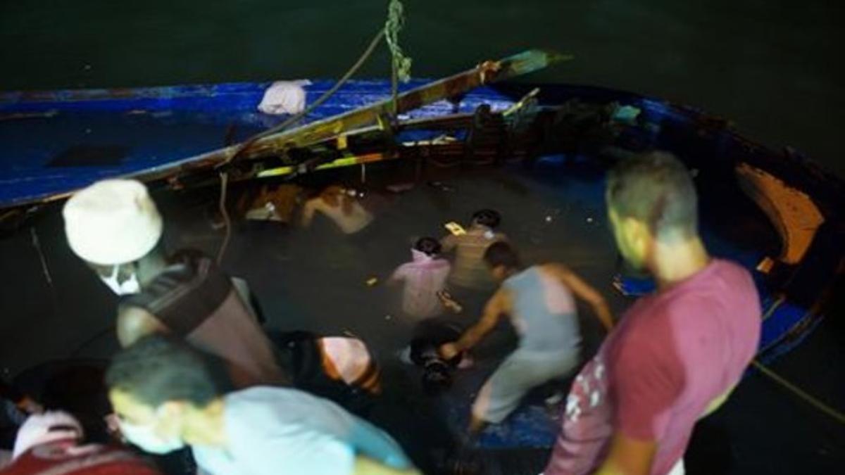 Rescate de cuerpos flotando en una de las barcas hundidas frente a las costas de Libia, este viernes.