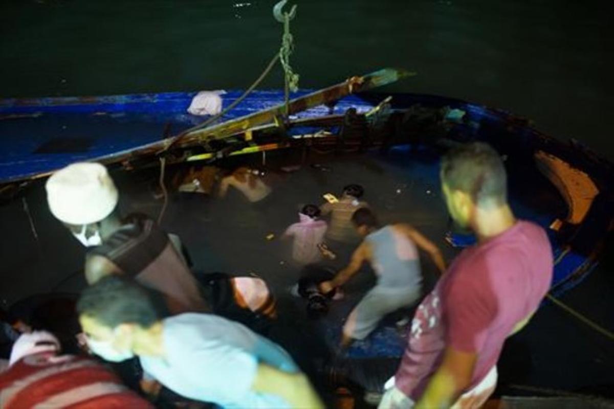 Rescat de cossos flotant enuna de les barques enfonsades davant les costes de Líbia, ahir.