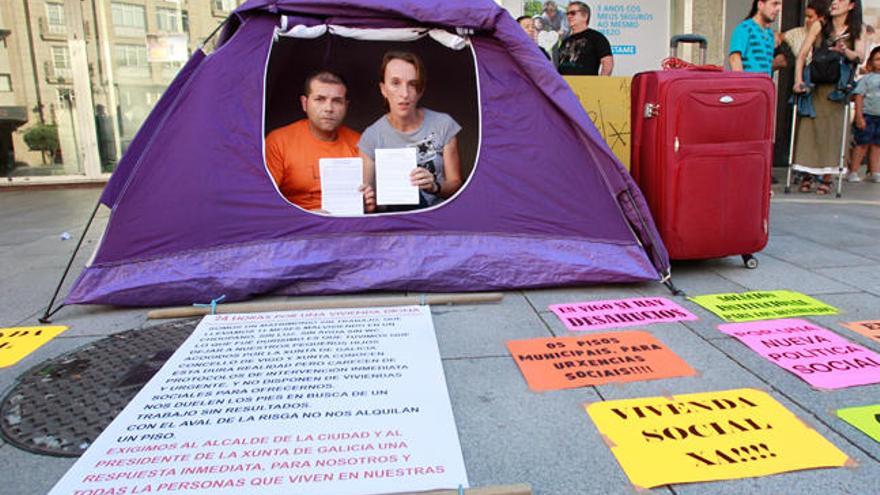 La pareja acampó ayer junto a la Farola. // José Lores