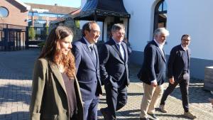 El expresident Carles Puigdemont acompañado del president del Parlament Josep Rull y los diputados Albert Batet, Mònica Sales y Josep Rius en Waterloo