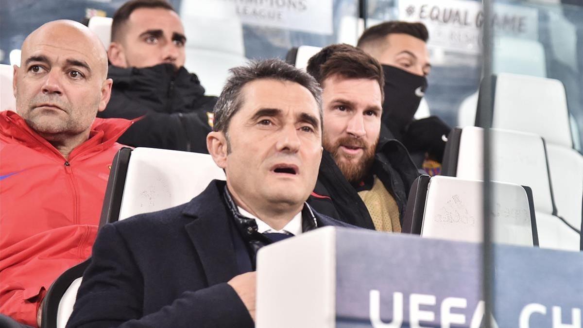 Ernesto Valverde y, al fondo, Leo Messi.