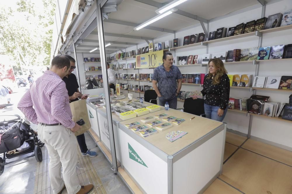 Ambiente del sábado en la Feria del Libro de Murcia